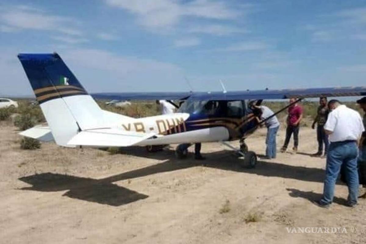 Así aterrizó de emergencia avioneta en carretera de Coahuila