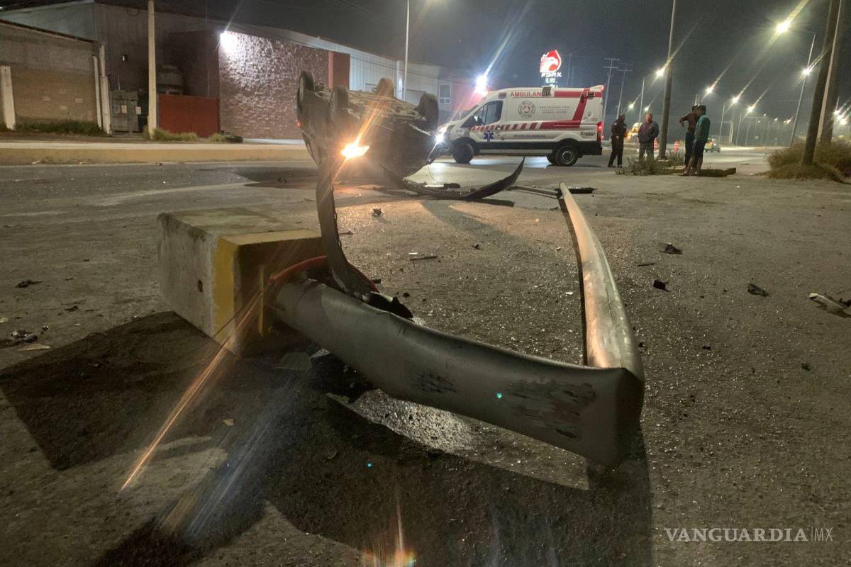 Vuelca conductor­a al estrellarse contra un poste en Ramos Arizpe; investigan si dormitó