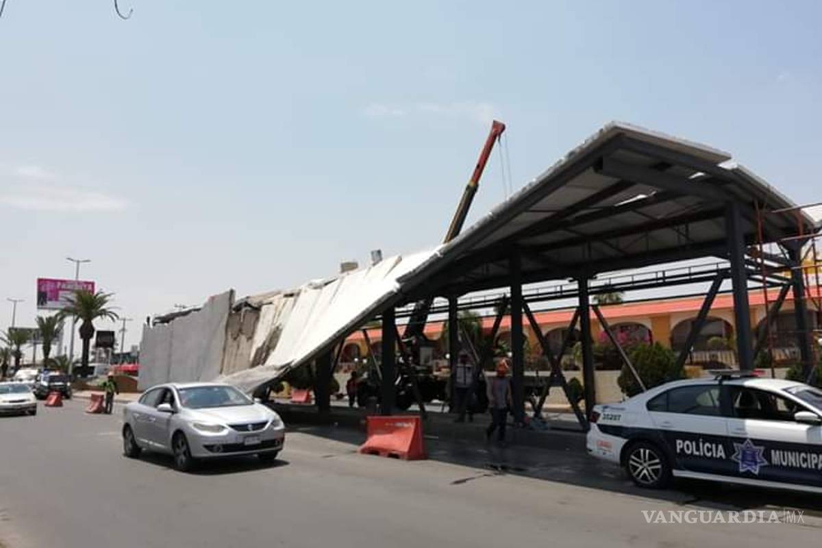 Grúa derriba estructura de Metrobús Laguna; hay dos heridos