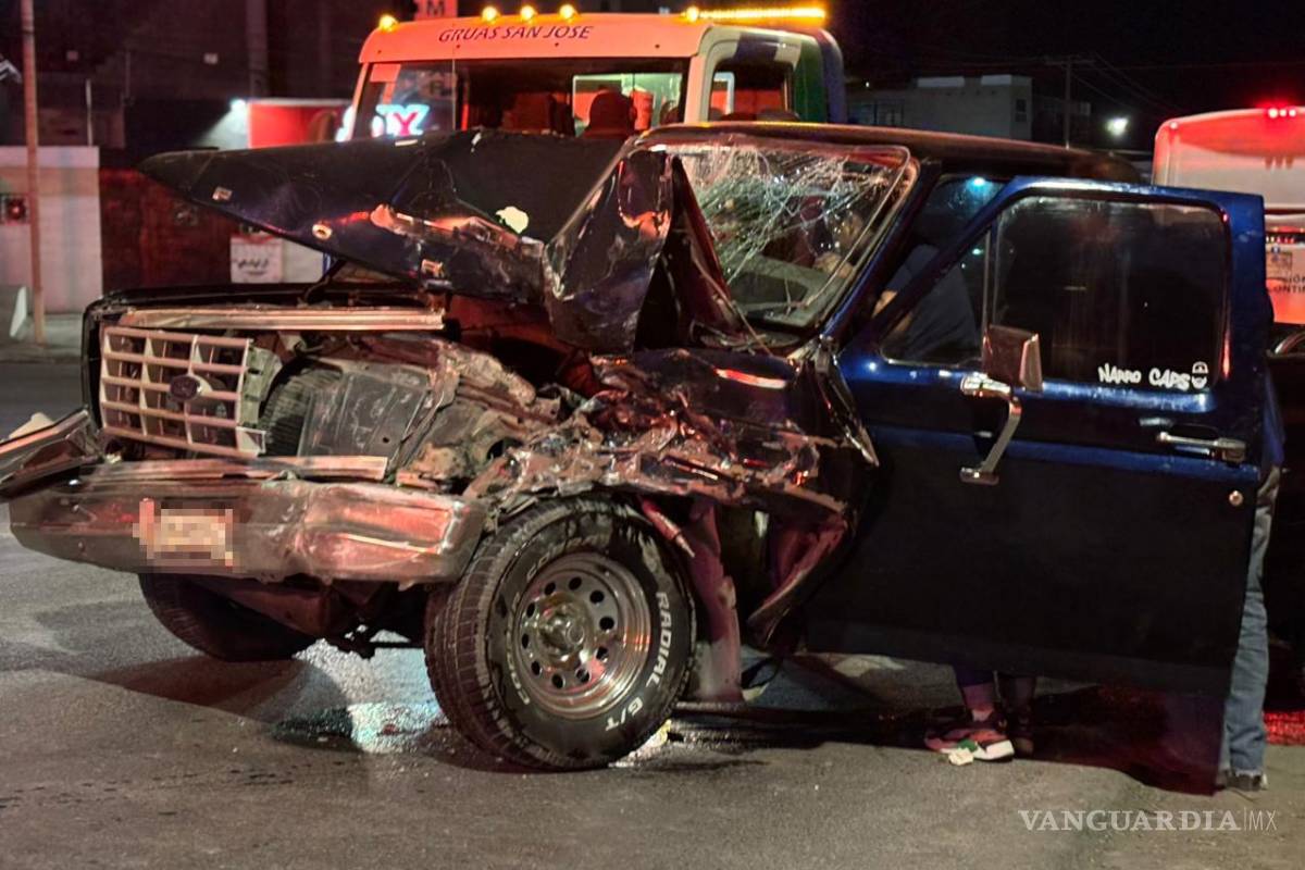 Saltillo: conductor presuntamente ebrio invade carril y choca contra transporte de personal
