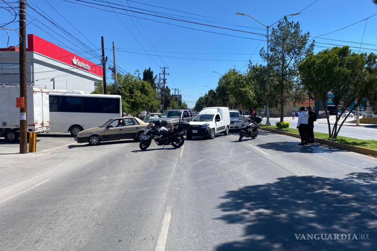 $!Automovilistas afectados por el bloqueo del bulevar V. Carranza, tuvieron que esperar una resolución para continuar su camino.