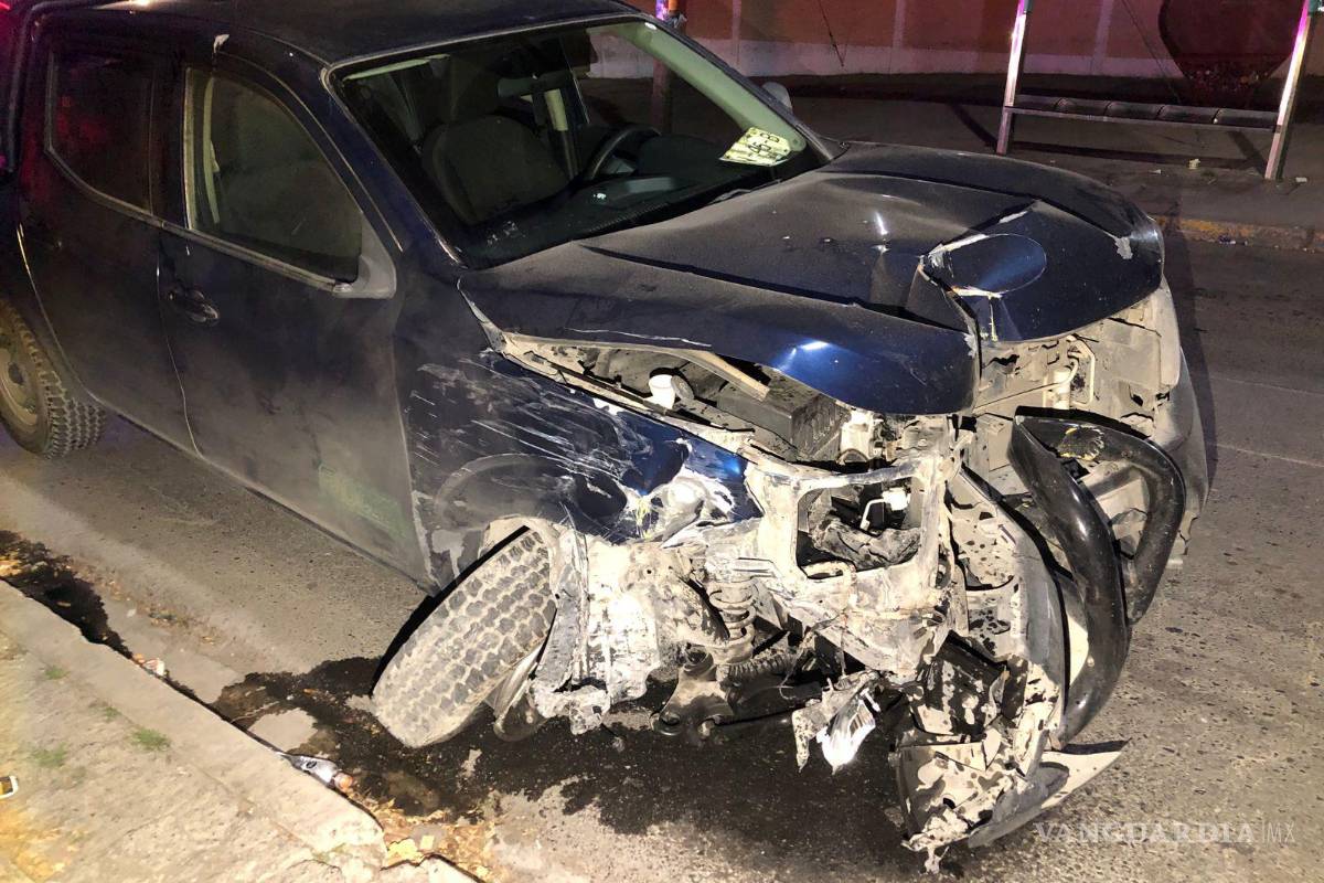 Ebrio conductor pierde el control y se impacta contra luminaria al oriente de Saltillo; intenta huir y lo detienen