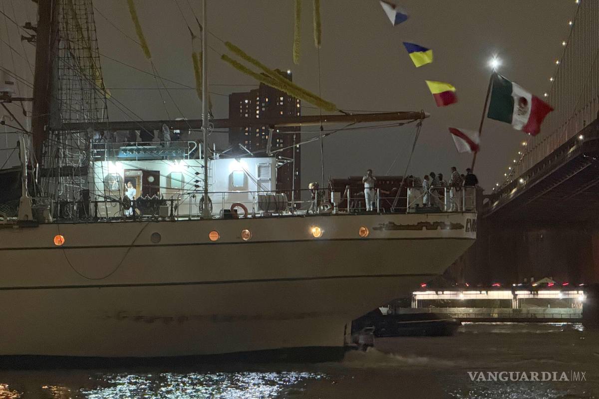 Mueren 2 tras choque de buque mexicano con puente de Brooklyn, en Nueva York