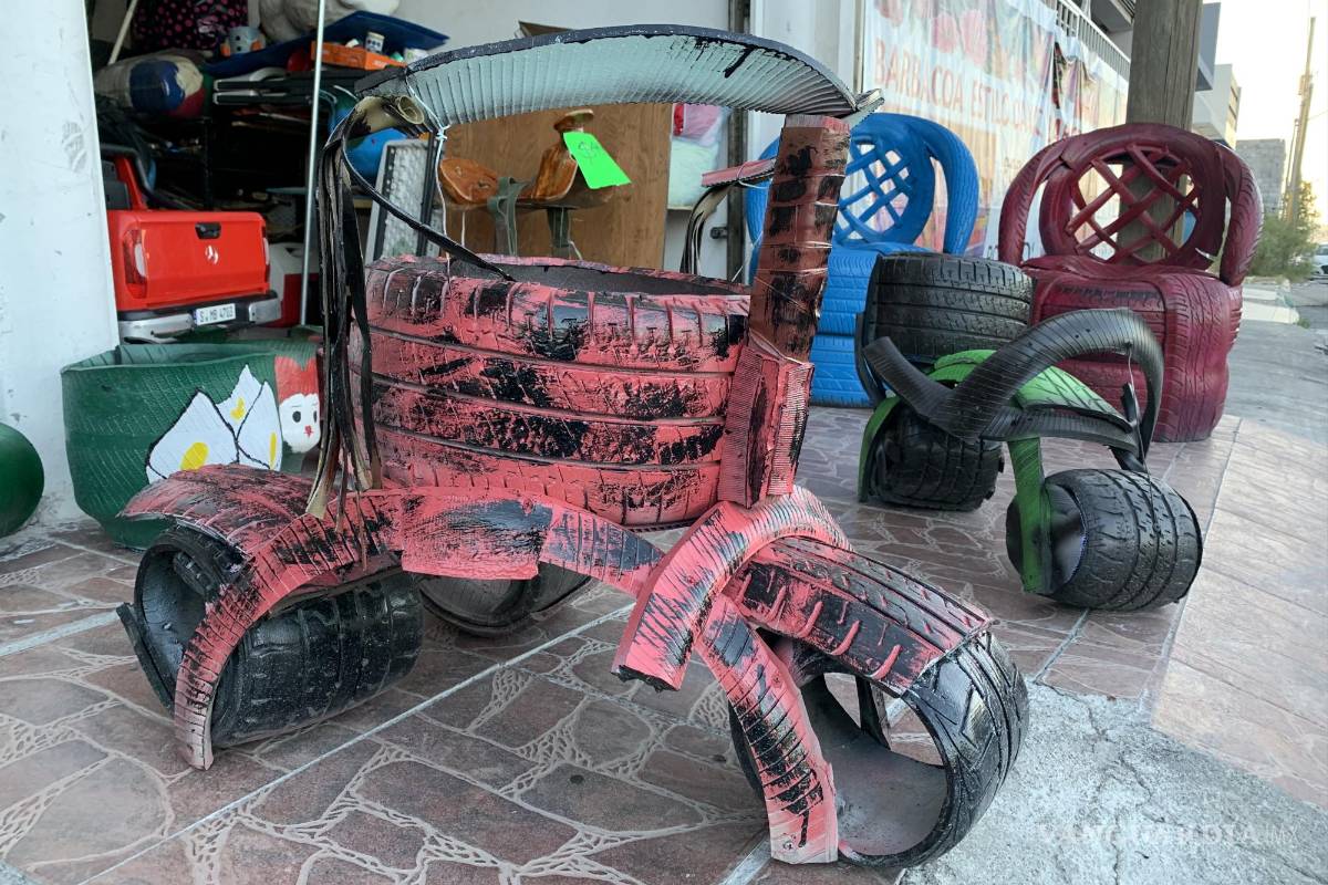 Saltillense elabora con llantas maceteros y hasta salas completas