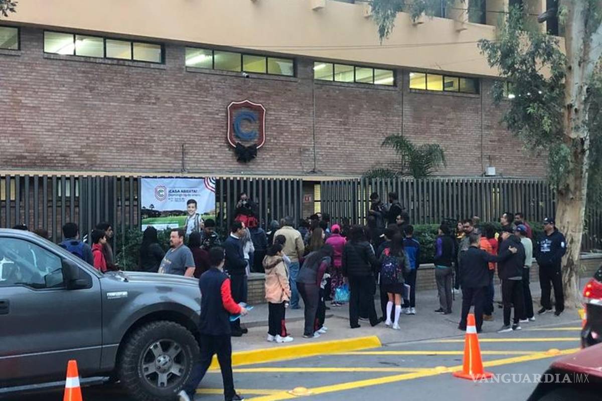 $!Con detector de metales... alumnos del Colegio Cervantes de Torreón regresan a clases después de la tragedia (fotos)
