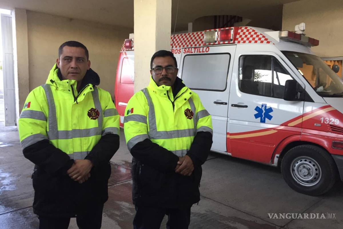 $!Bomberos 'reciben' a bebé en Saltillo