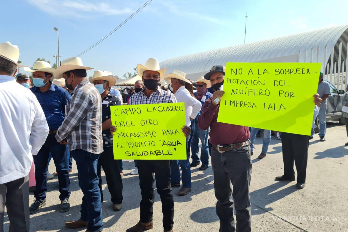 Protestan campesinos afuera de la reunión del Presidente Lopez Obrador en Lerdo
