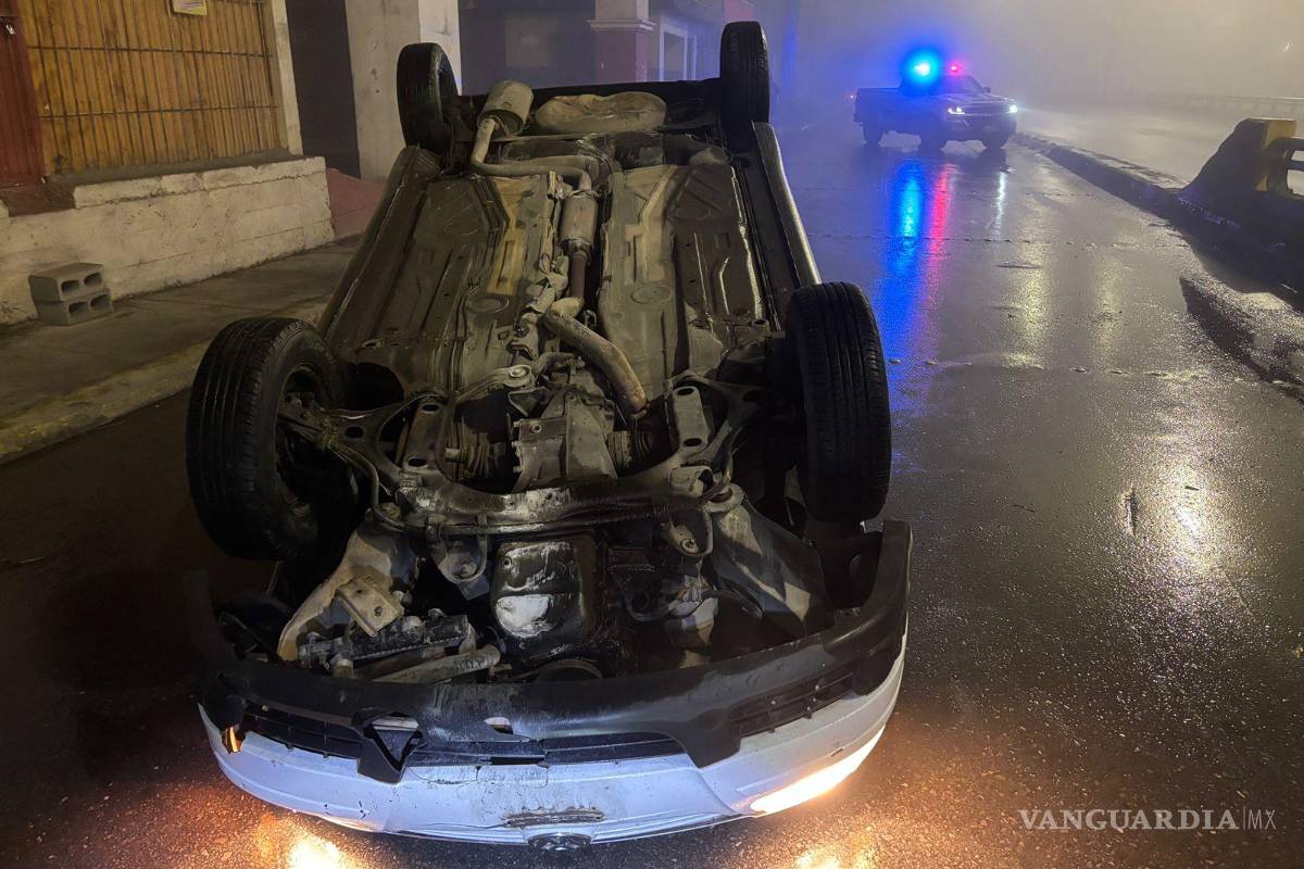 $!Automovilistas auxiliaron al conductor tras la volcadura en la colonia Villa Universidad.