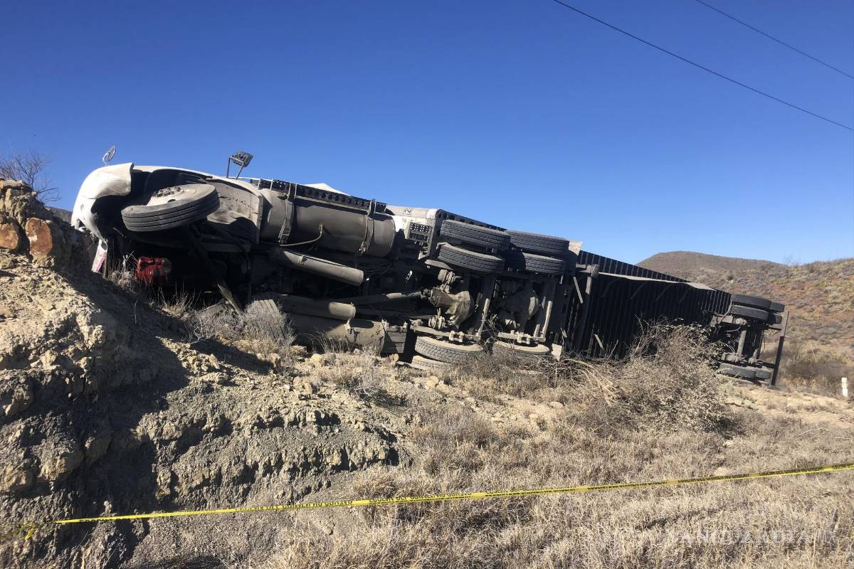 Trailero dormita y vuelca en la carretera Saltillo-Monclova