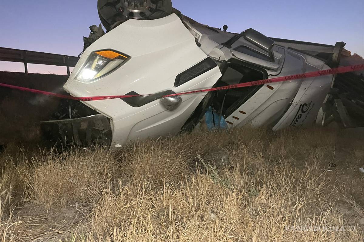 Muere trailero al volcarse sobre la Carretera Federal 57