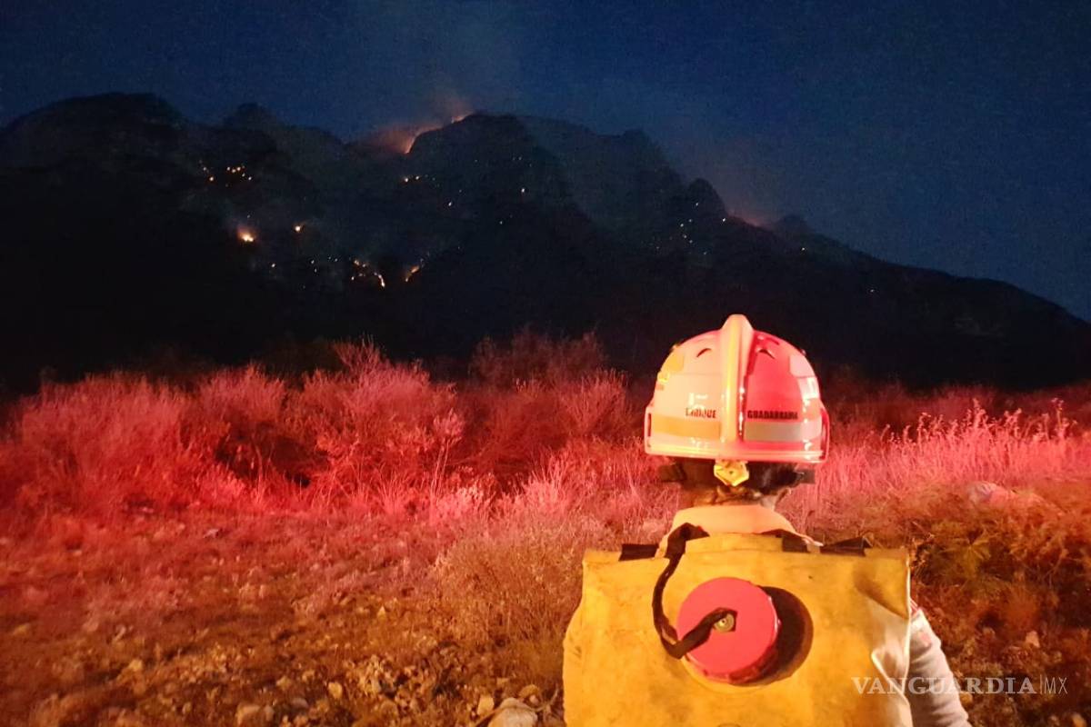 Luchan por apagar incendio entre Coahuila y Nuevo León; sofocan el 65%
