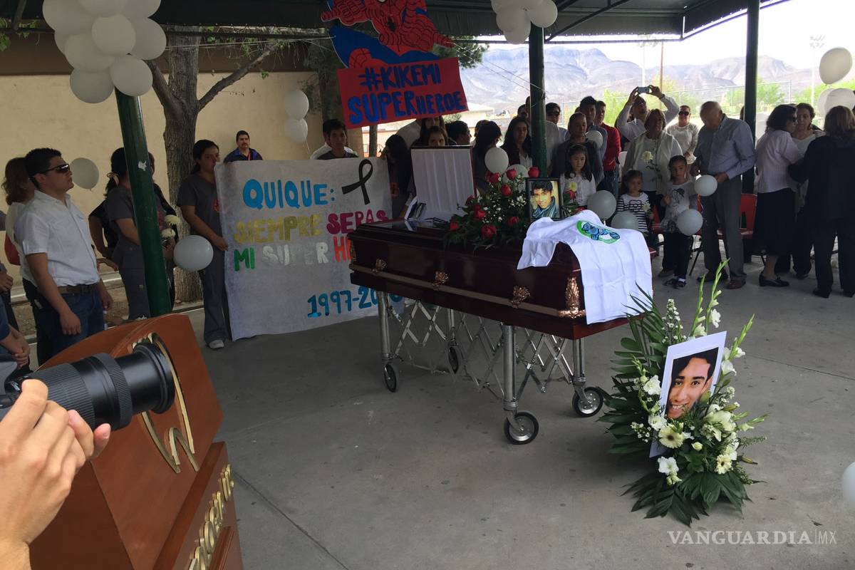 $!Despiden al joven "superhéroe" Enrique Campos