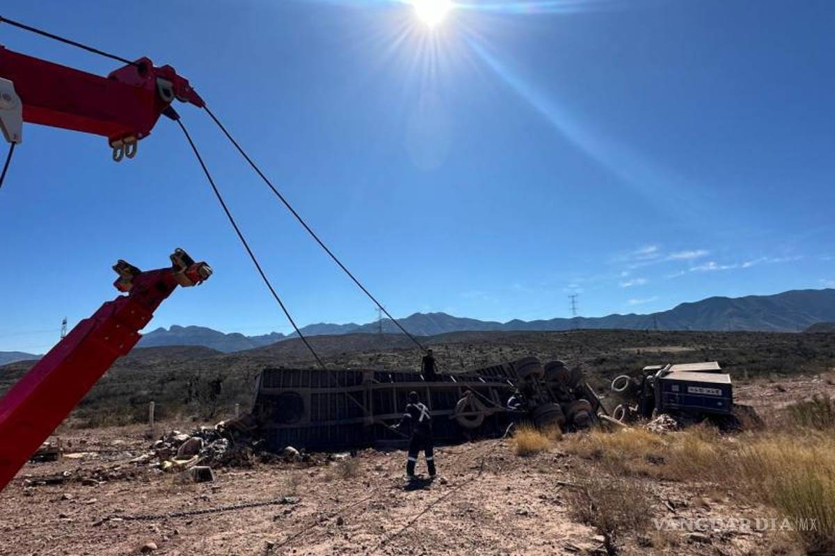 $!La Guardia Nacional asegura la zona mientras los conductores esperan el retiro de las unidades accidentadas.