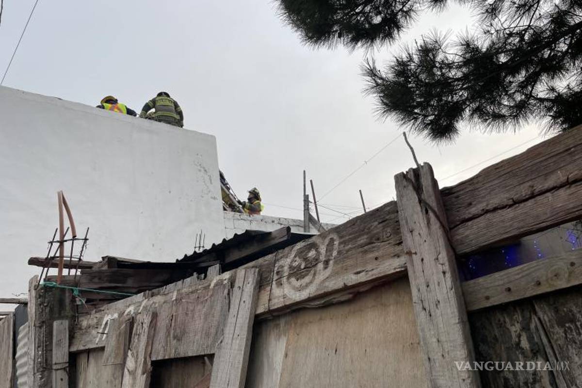 $!El trabajador fue descendido con una camilla tipo canastilla desde una altura aproximada de seis metros.