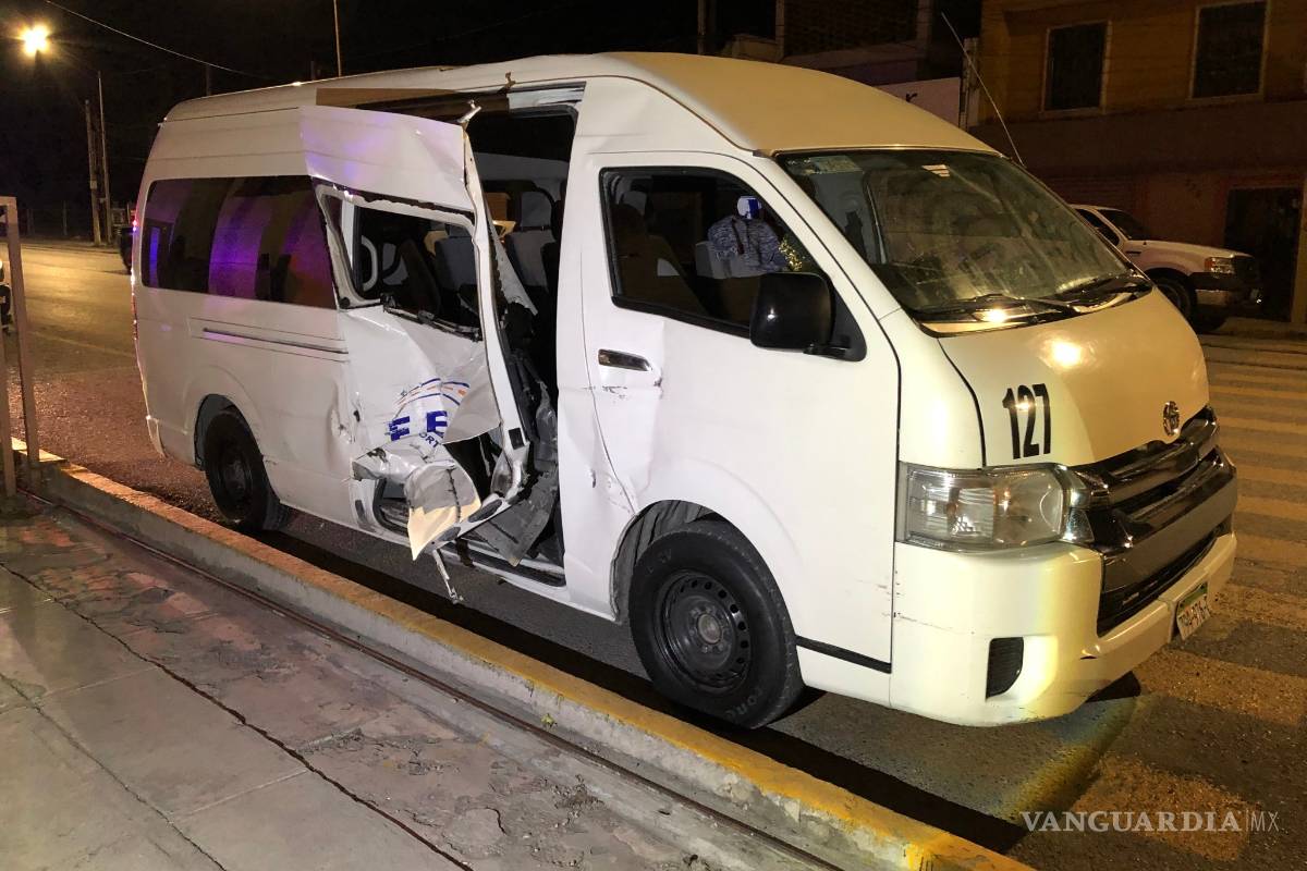 Choca tren contra vehículo de personal