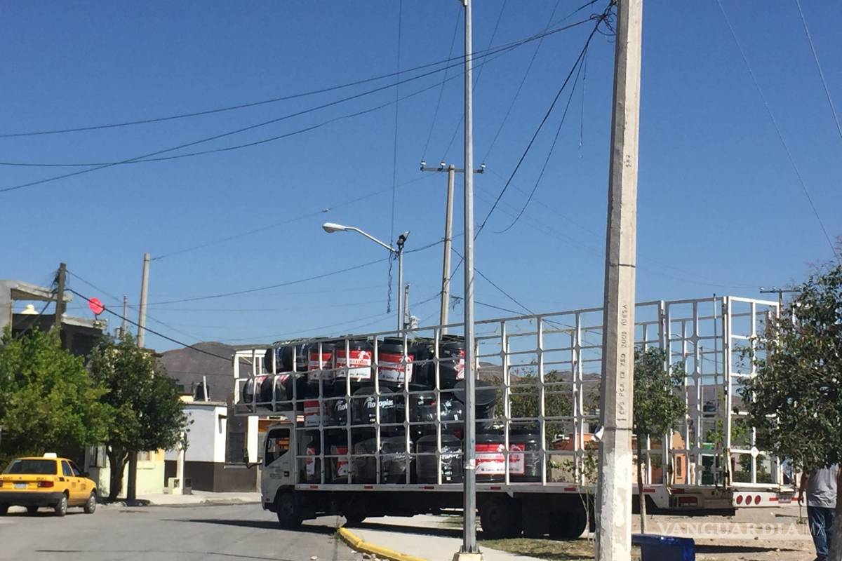 Condicionan trabajadores del Estado y lideresas entrega de tinacos en colonia de Saltillo; denuncian vecinos