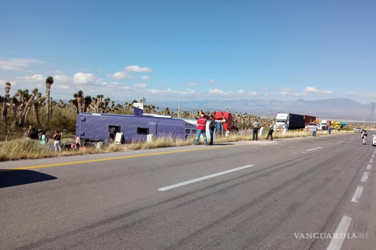 Volcadura de autobús deja ocho pasajeros heridos en carretera Saltillo-Zacatecas; conductor dormitó