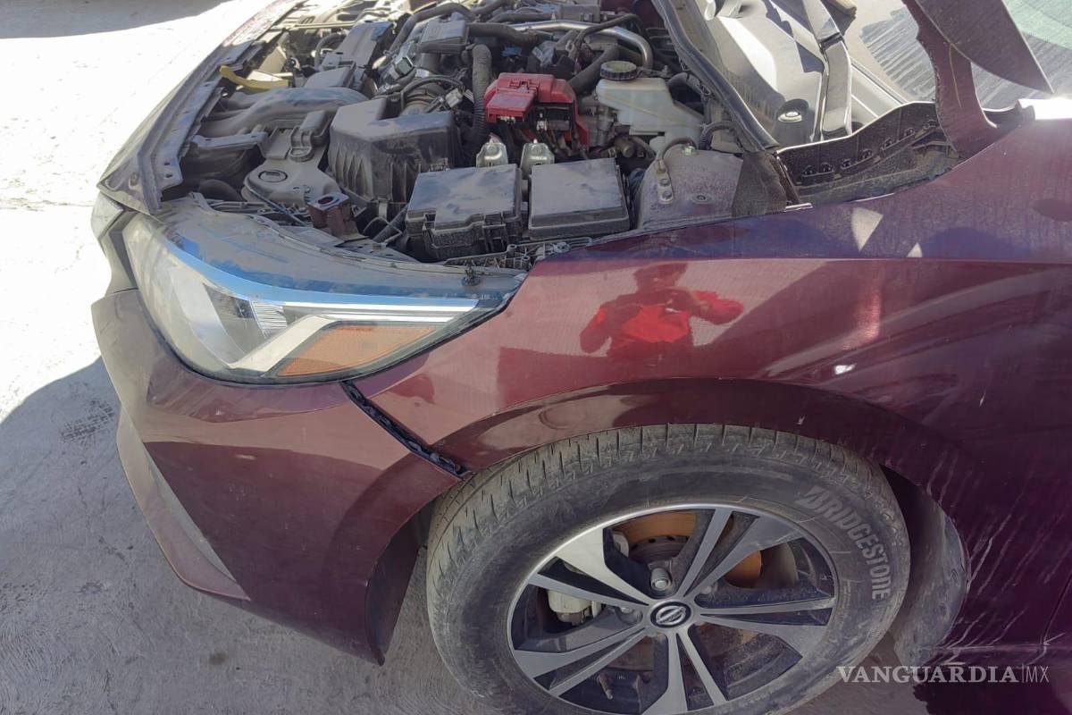 Le desmantelan auto a mujer en Grúas Saltillo