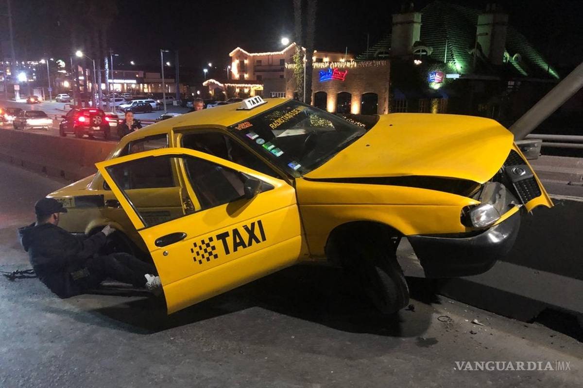 Chocan taxi y una camioneta sobre el periférico Luis Echeverría