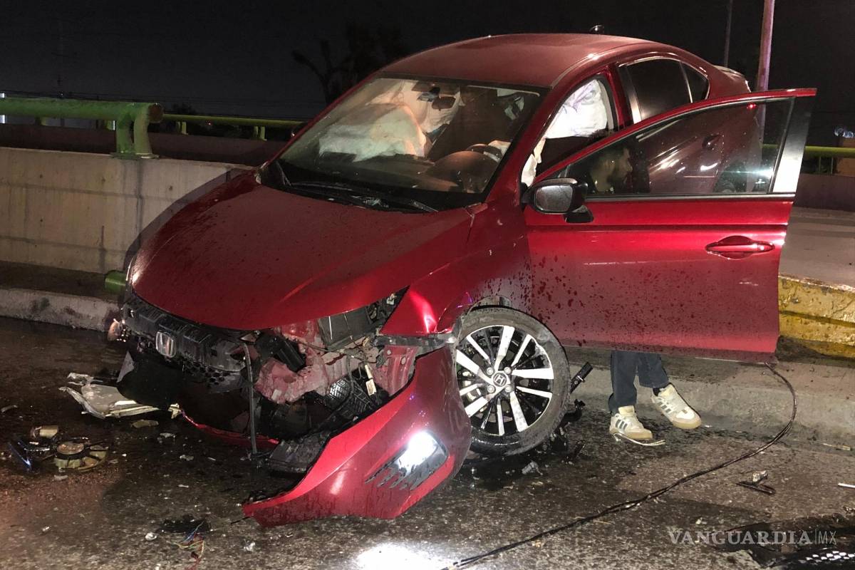 Saltillo: conductor ebrio pierde el control y destruye su vehículo al chocar en El Sarape