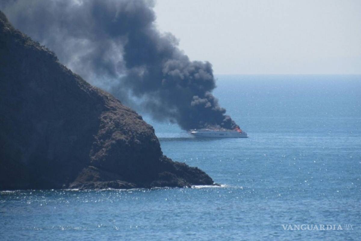 Se incendia yate en el puerto de Mazatlán