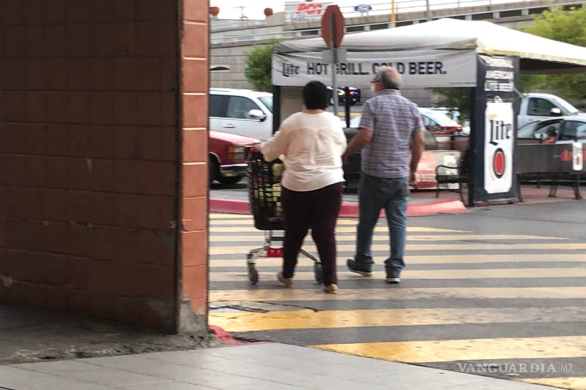 $!No respetan saltillenses restricciones al acudir a surtir la despensa