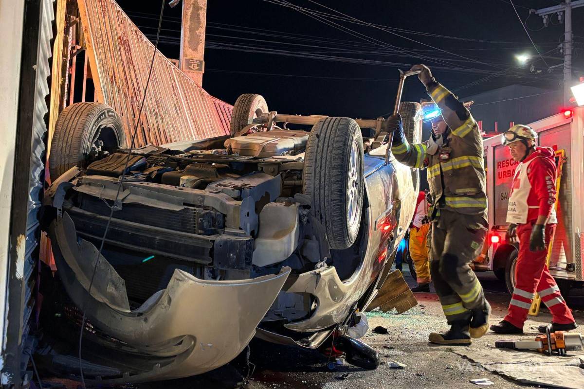 Saltillo: vuelca y derriba portón de negocio tras sufrir reflujo; cuatro resultan lesionados