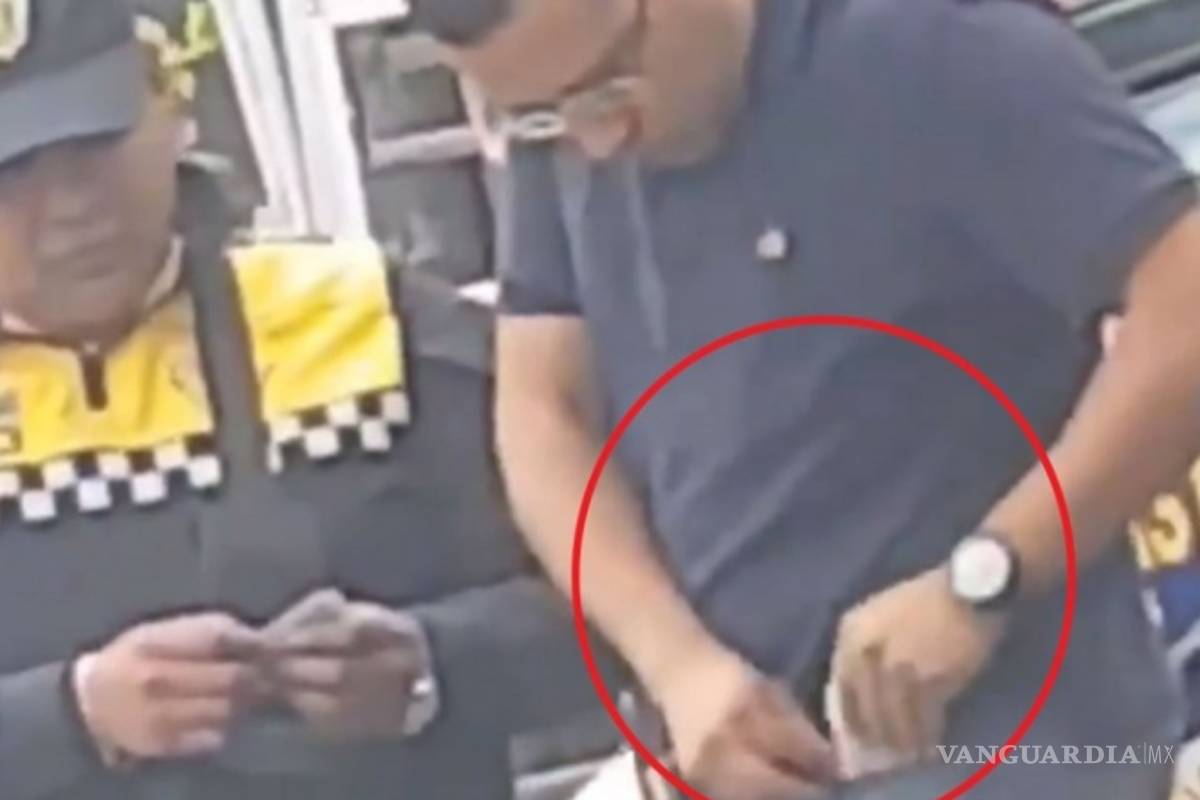 Captan a policía de tránsito recibiendo 'mordida'