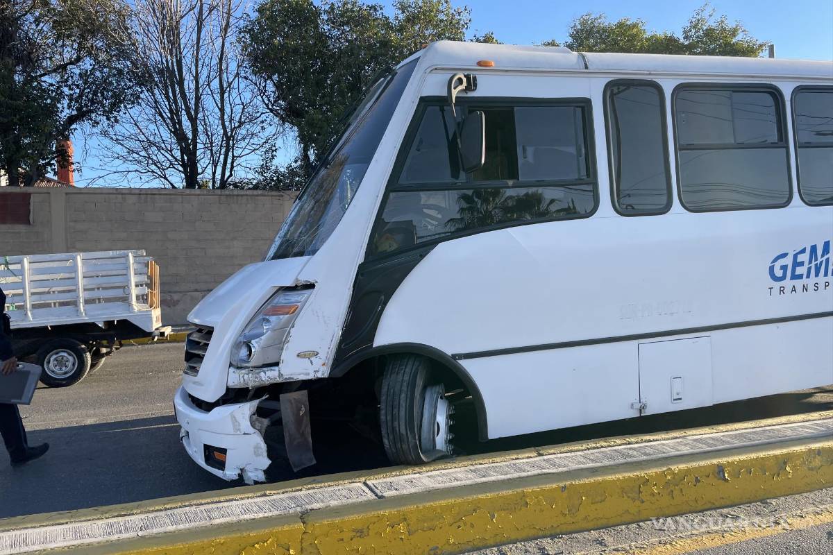 Transporte de personal choca contra camellón y casi vuelca en periférico LEA en Saltillo
