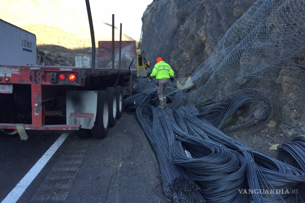 Transportista choca contra talud en 'Los Chorros'