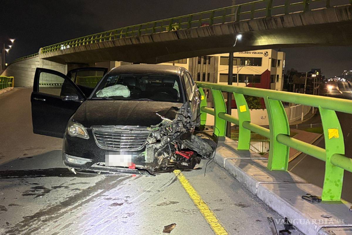Saltillo: acelerado conductor choca contra muro y queda en sentido contrario; presuntamente ebrio