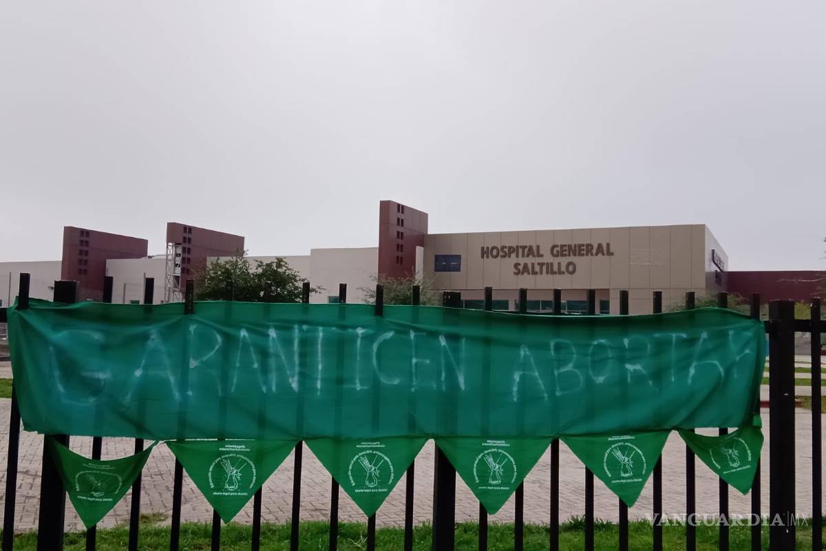 Colocan manta para exigir aborto seguro, gratuito y legal en Hospital General de Saltillo