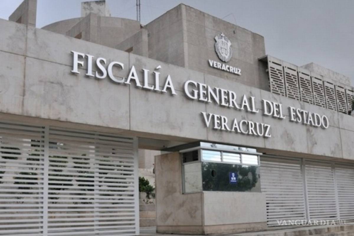 Acusan a fiscal anticorrupción de Veracruz por recibir pago de 300 mil pesos en su oficina