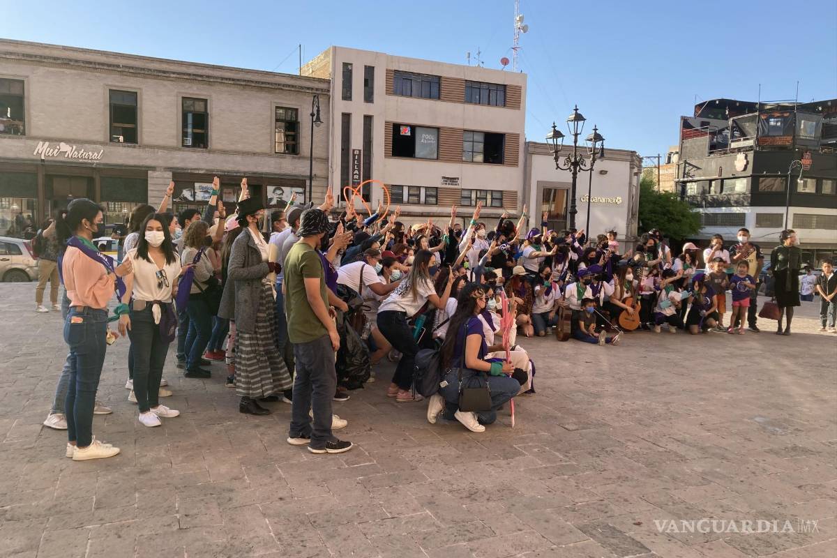 $!Las señales usadas por mujeres para pedir auxilio y expresarse en marchas