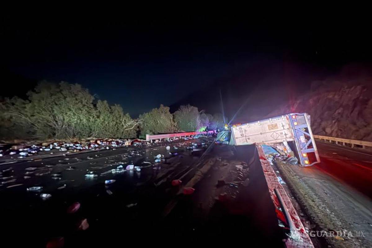 $!Toneladas de cloro y limpiador quedaron regadas en el tramo Matehuala–Saltillo tras la volcadura.
