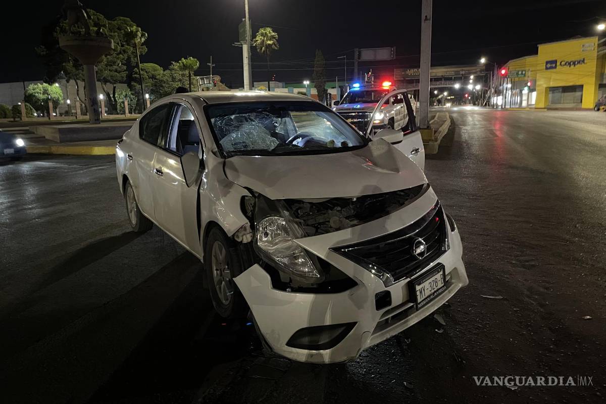 Se pasa semáforo en rojo y choca al norte de Saltillo; deja a su vehículo en pérdida total