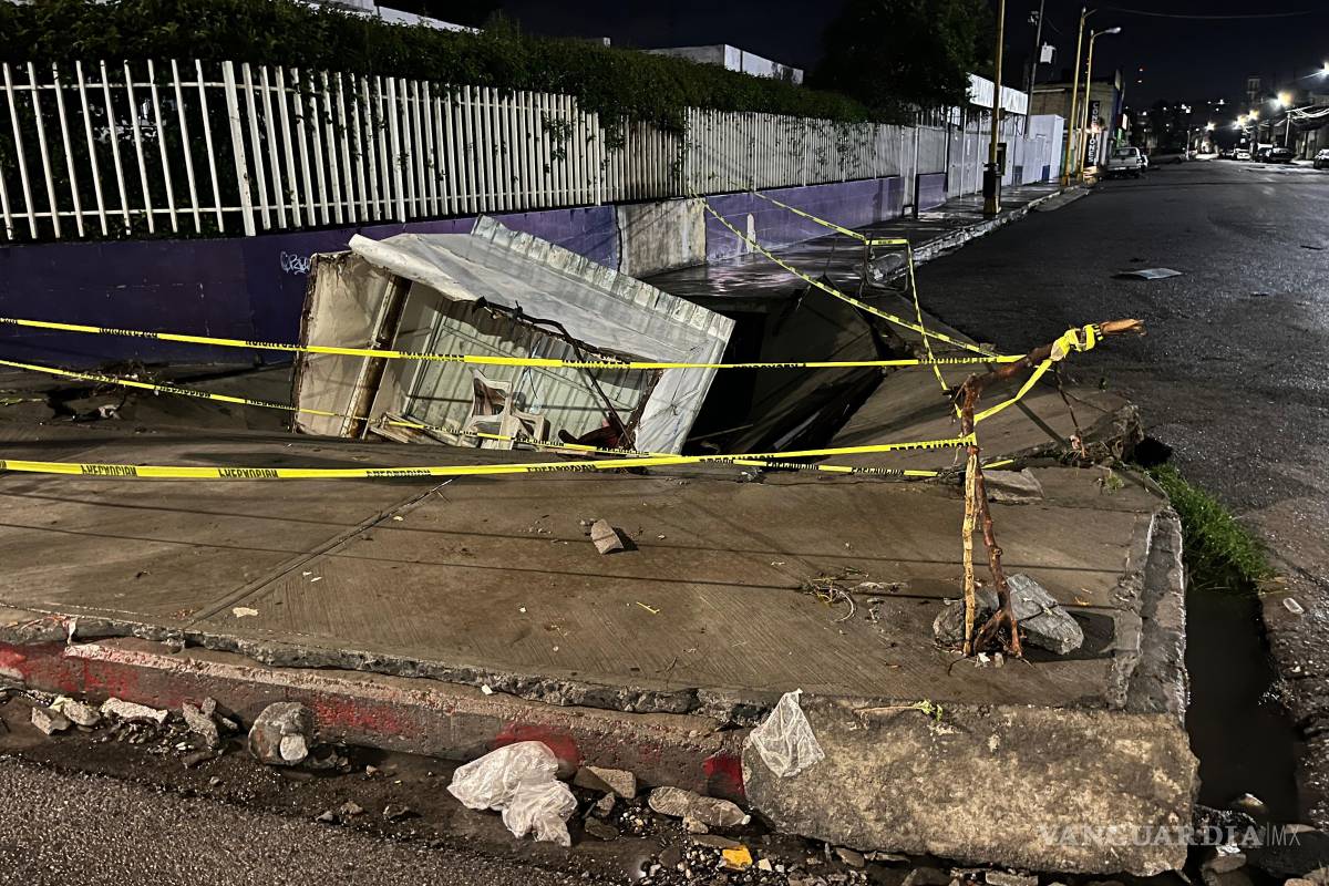 $!Un socavón causó daños en un puesto comercial ubicado en el centro de Saltillo, afectando la actividad en la zona.