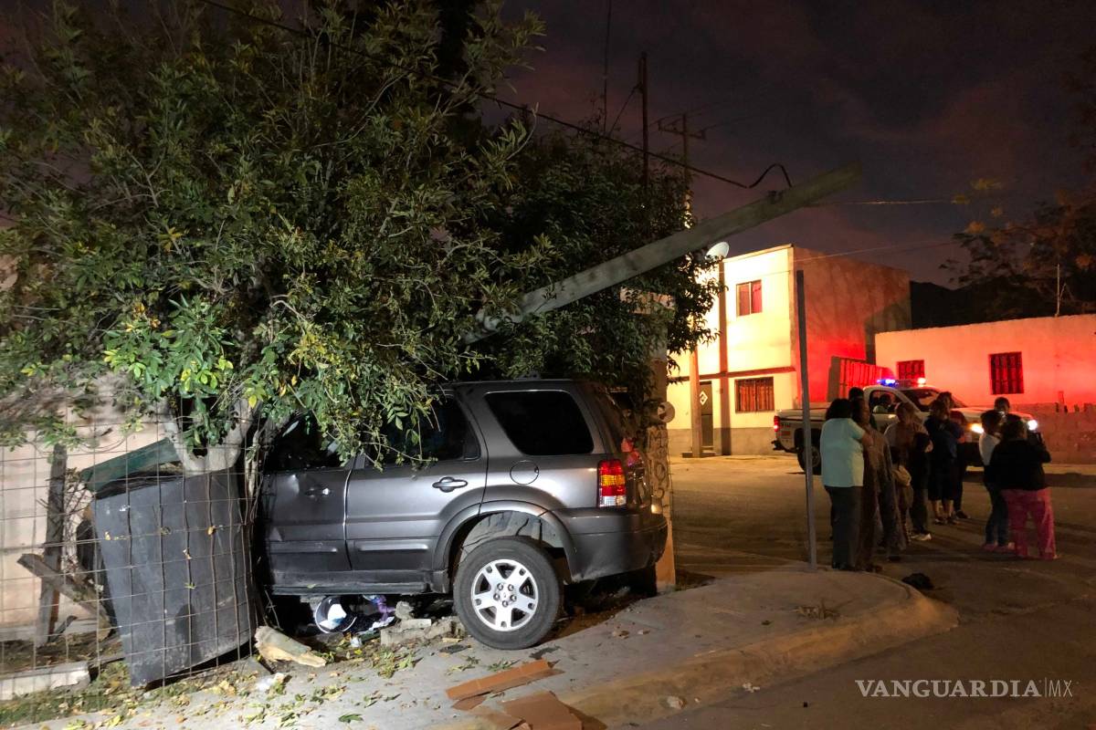 Manda a volar a motociclistas e impacta casa