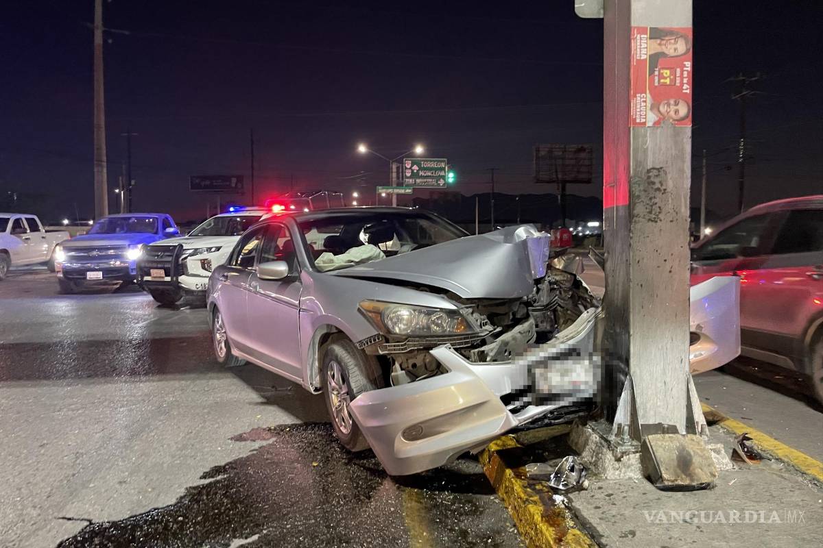Se estrella contra semáforo tras perder el control al poniente de Saltillo; presuntamente conducía ebrio