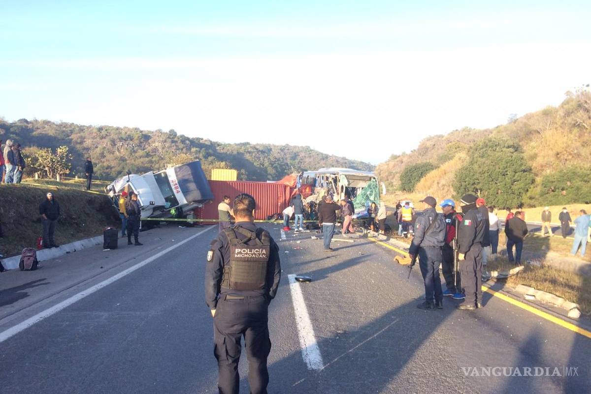 Chocan tráiler y autobús en carretera de Michoacán; deja 18 lesionados y dos muertos