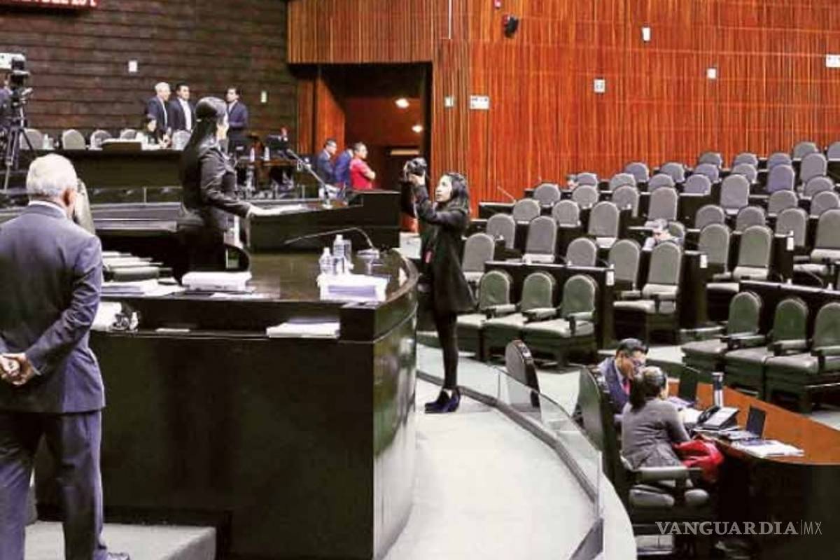 Suben a tribuna y se toman foto: Diputados simulan dar discursos