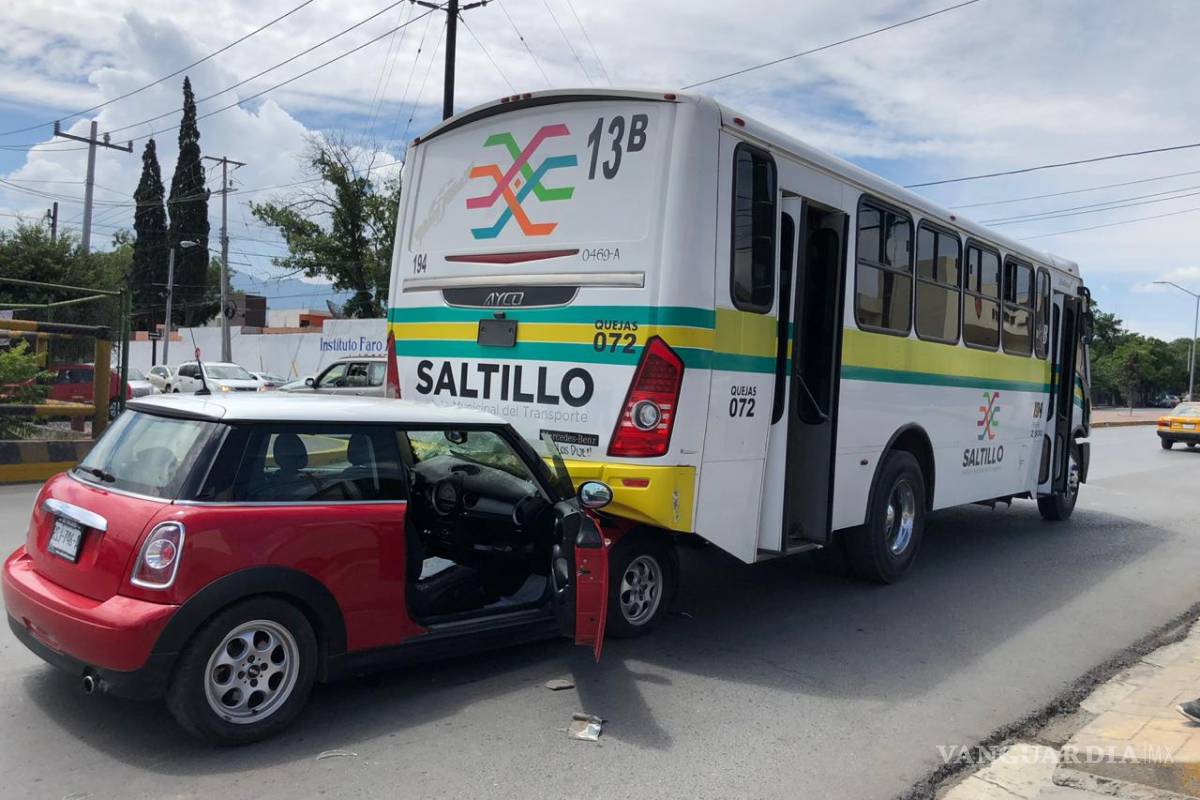 Conductor de Mini Cooper provoca choque por estar en su celular
