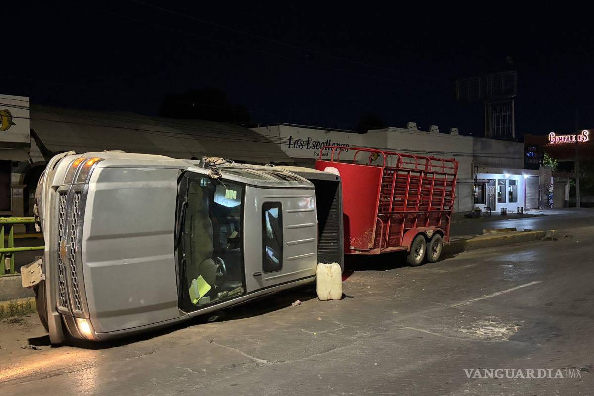 Vuelca tras impactarse contra base de puente vehicular en Saltillo; presuntamente ebrio