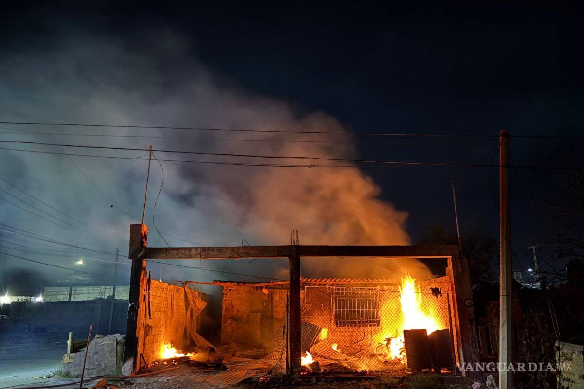Arde en llamas taller de carpintería al oriente de Saltillo; investigan posible acto intencional