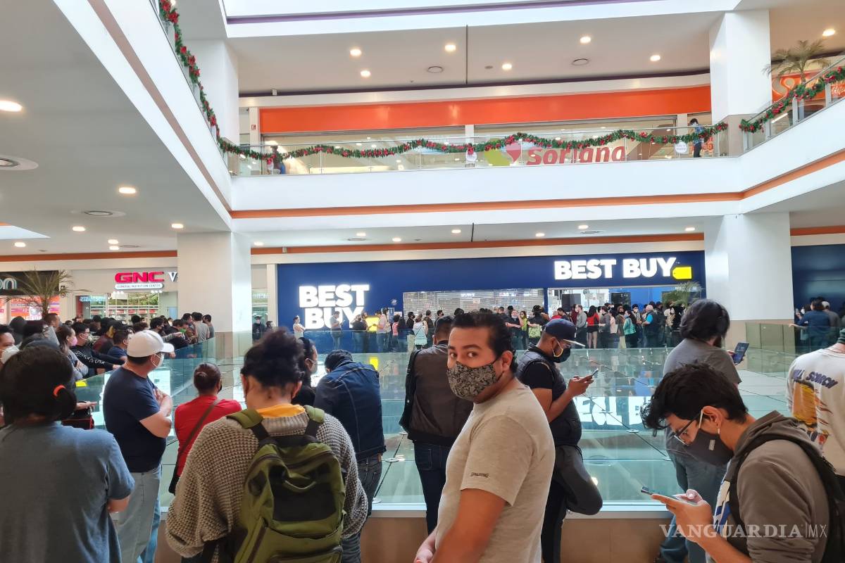 Conglomeración y largas filas por liquidación provocan cierre de tiendas físicas de Best Buy