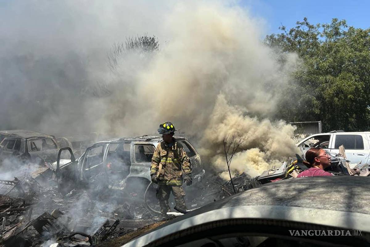 Devastador incendio arrasa con yonke en Frontera, Coahuila