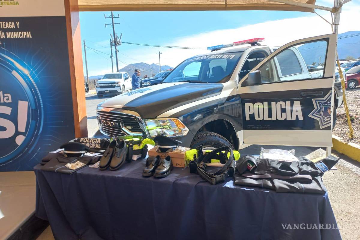 $!El gobernador Miguel Riquelme y el alcalde Ramiro Durán pusieron en marcha el C2, además de entregar dos patrullas con inversión de 1.8 mdp y uniformes.