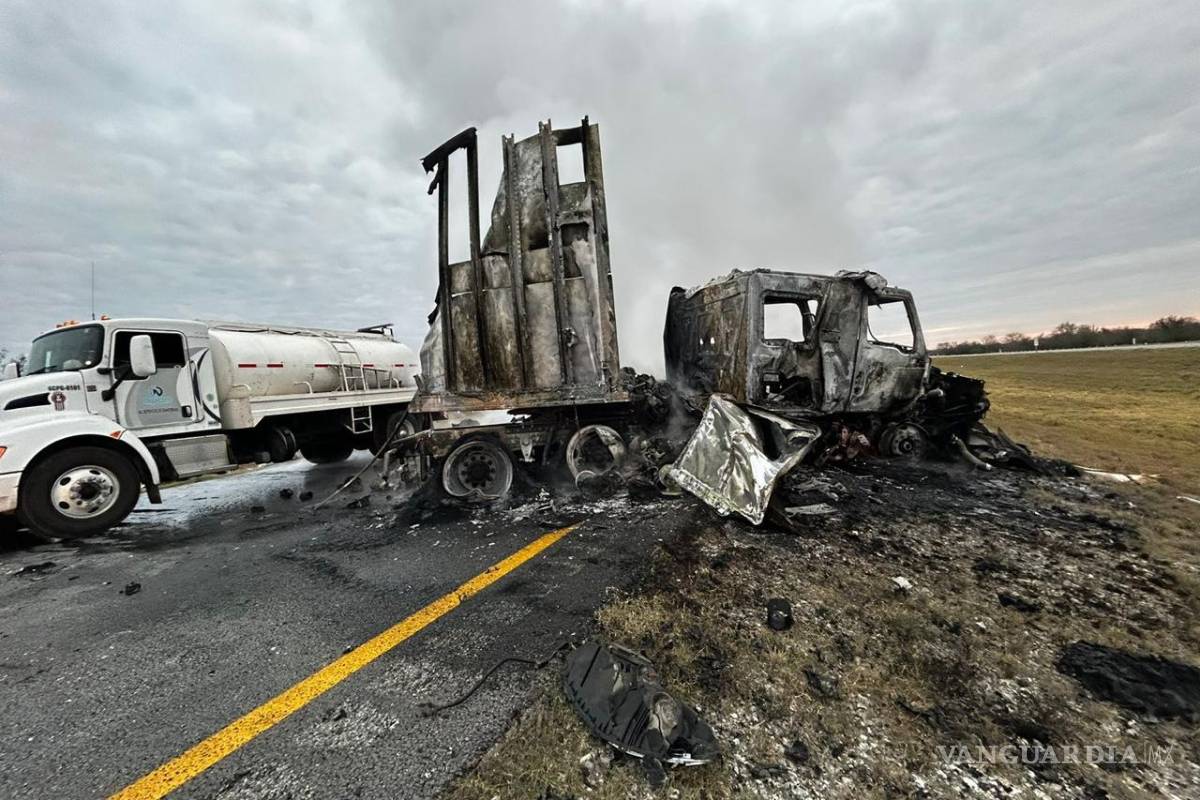Cierran autopista Laredo-Monterrey por choque e incendio de tráileres