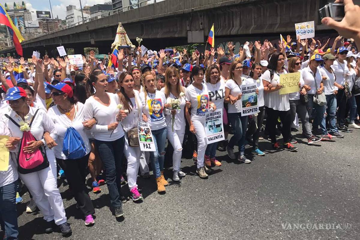 Mujeres protestan contra la represión en Venezuela