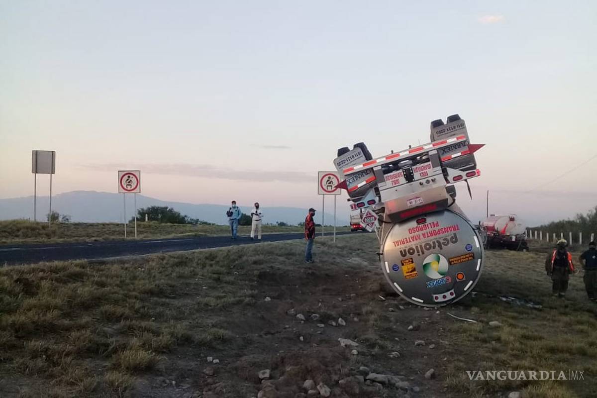 Vuelca en la 57 pipa cargada de gasolina en carretera a Monclova
